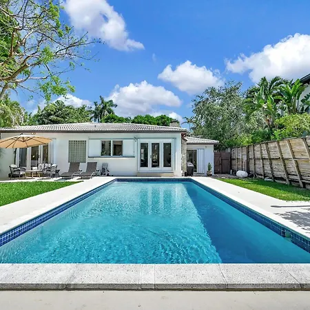 Summer Estate - Pool Parking & Prime Location